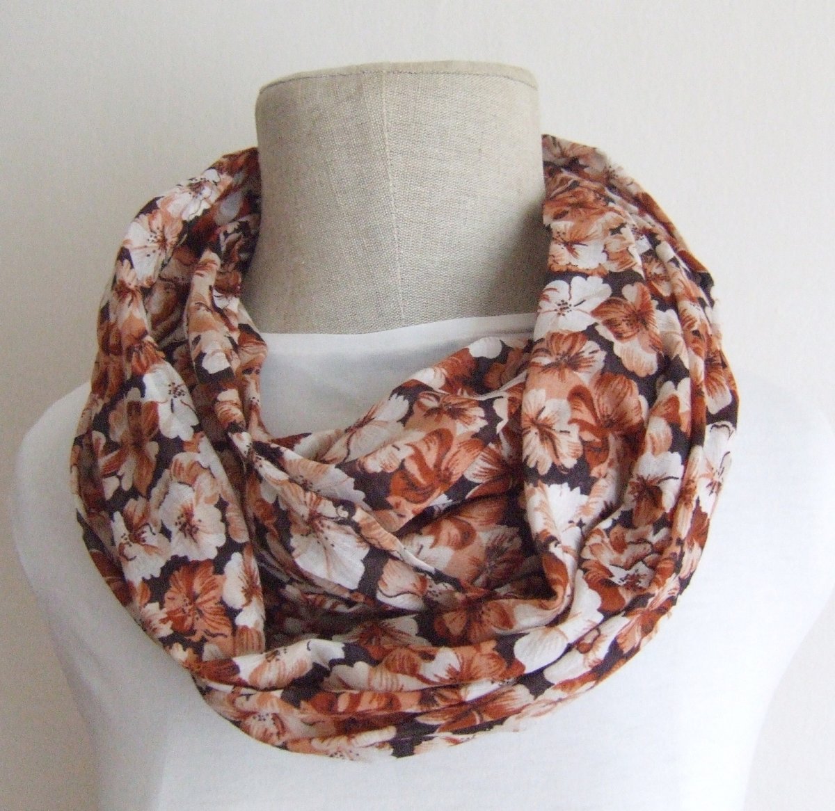 Dlouhá šála skořicové květy