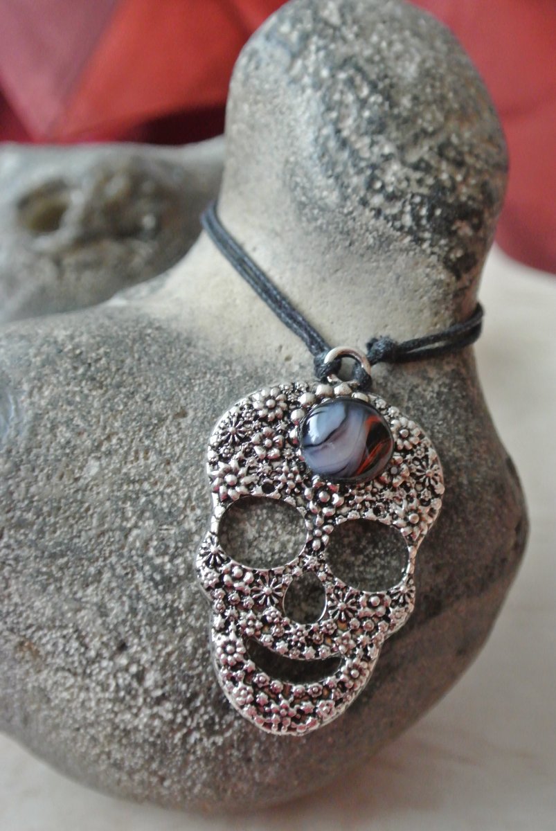 Lebka s černo bílým sklem