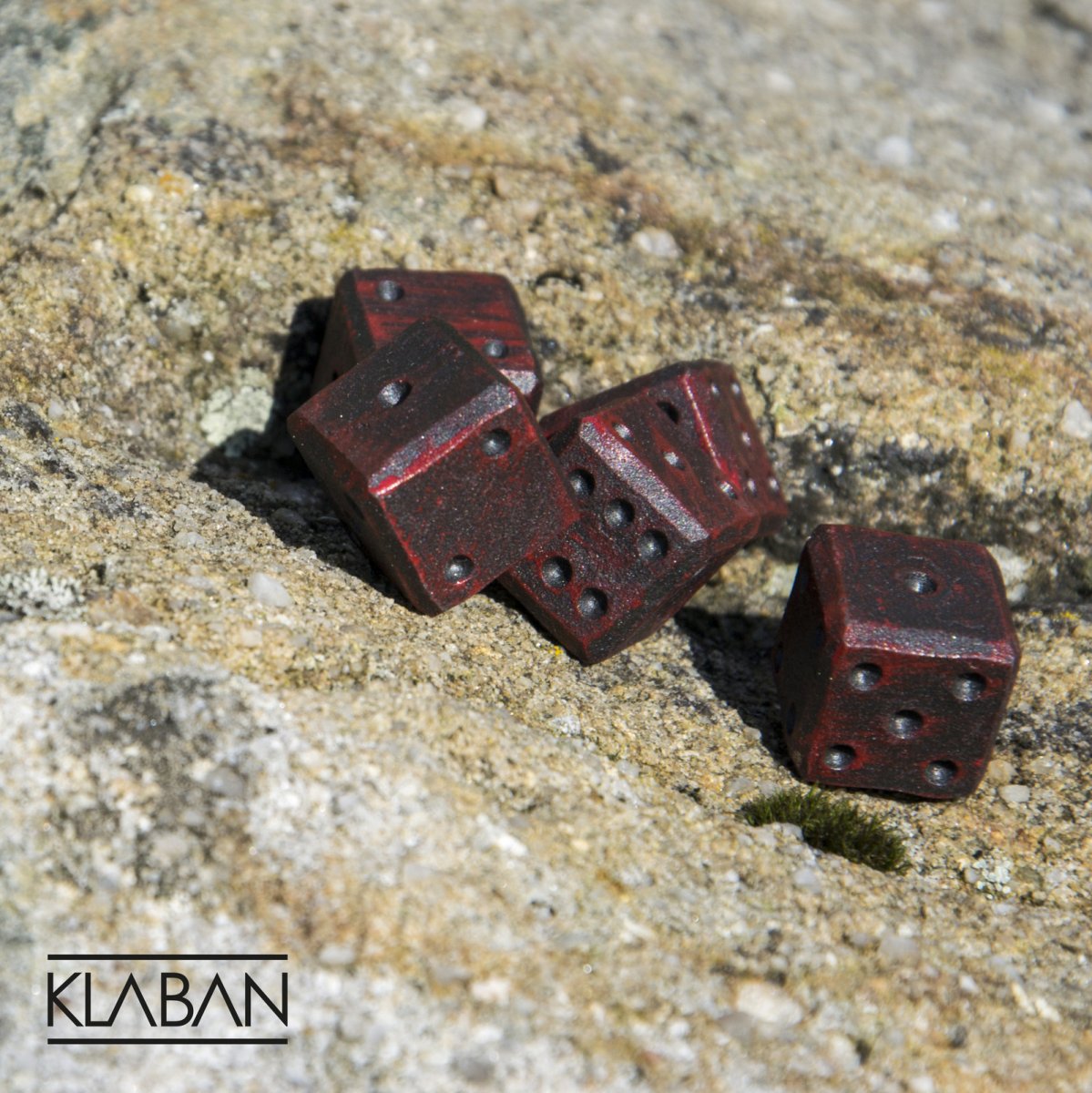 Kované hrací kostky červené