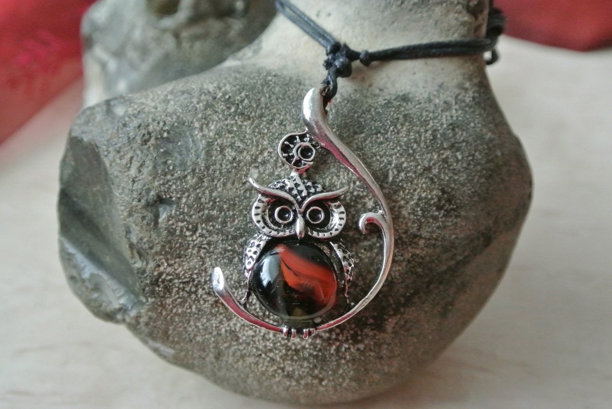 Sovička s černo červeno bílým sklem