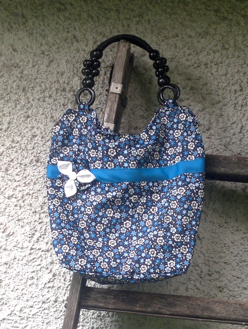 Modrá kabelka s korálkovými uchy