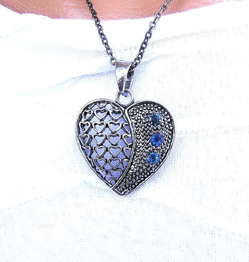 Srdce s modrými kamínky