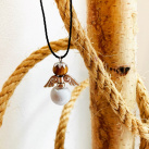 Andělíček z betonovou kostkou