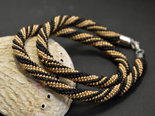 Háčkovaný náhrdelník/dutinka No. 6