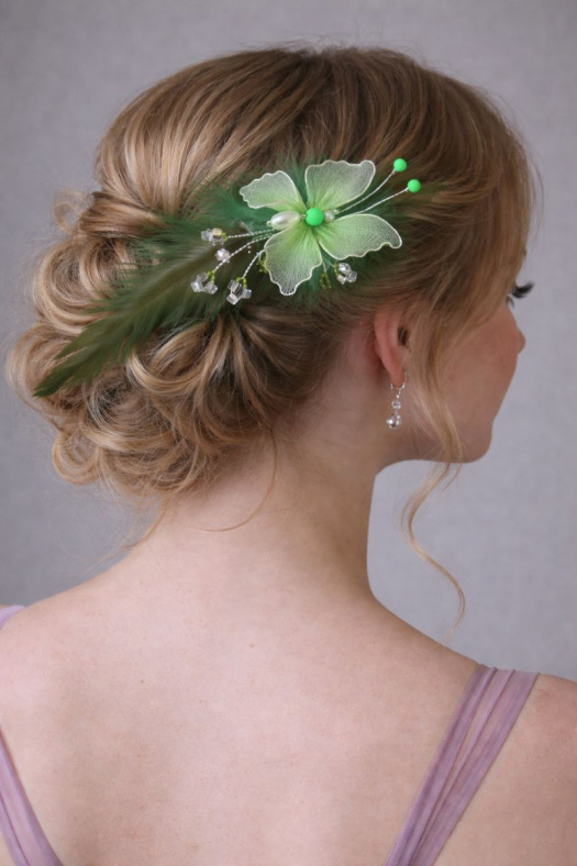 Zelená ozdoba do vlasů s motýlem a peřím – ruční výroba