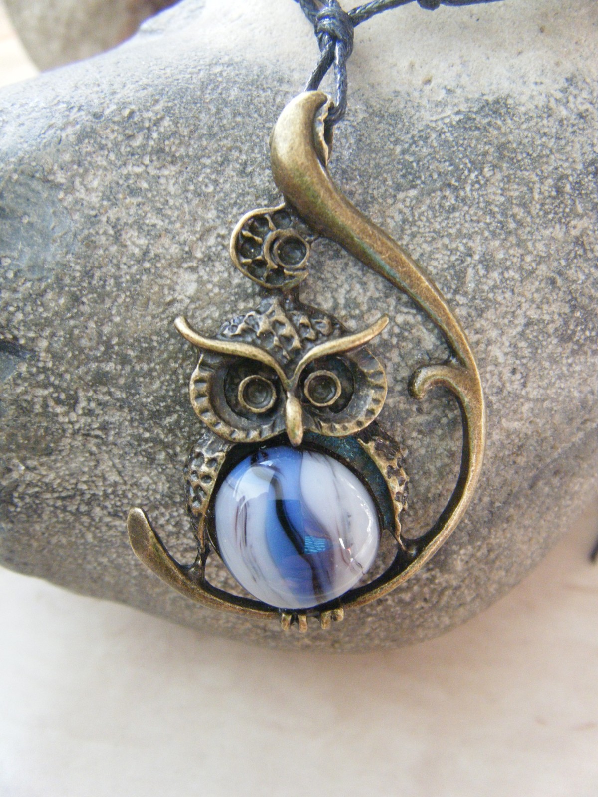 Sovička s bílo fialovým sklem