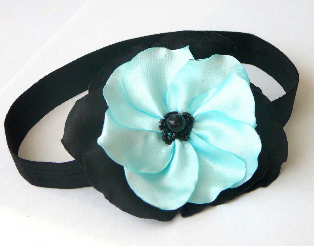 Čelenka s květinou.