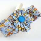 Čelenka s látkovým květem.
