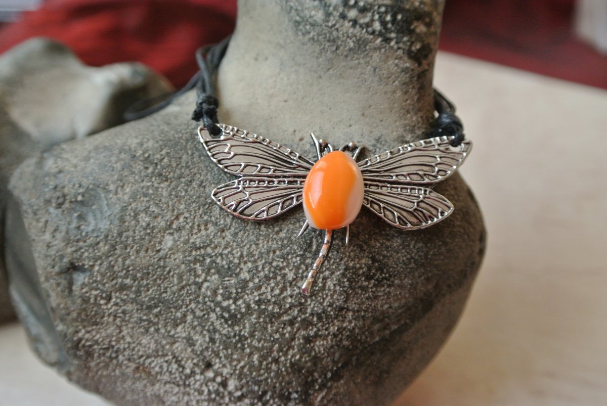 Vážka s oranžovo bílým sklem