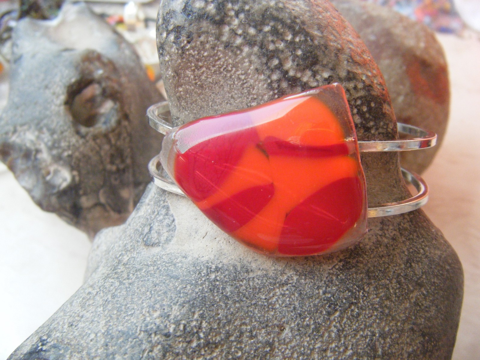 Náramek s červeno oranžovým sklem