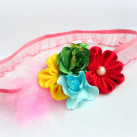 Čelenka s květinovou aplikaci.