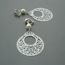 Bílé kruhy s ornamenty - lehoučké klipsy