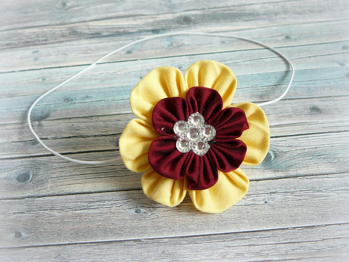 Čelenka s květinou.  