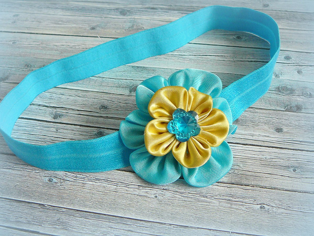 Čelenka s modrou květinou.