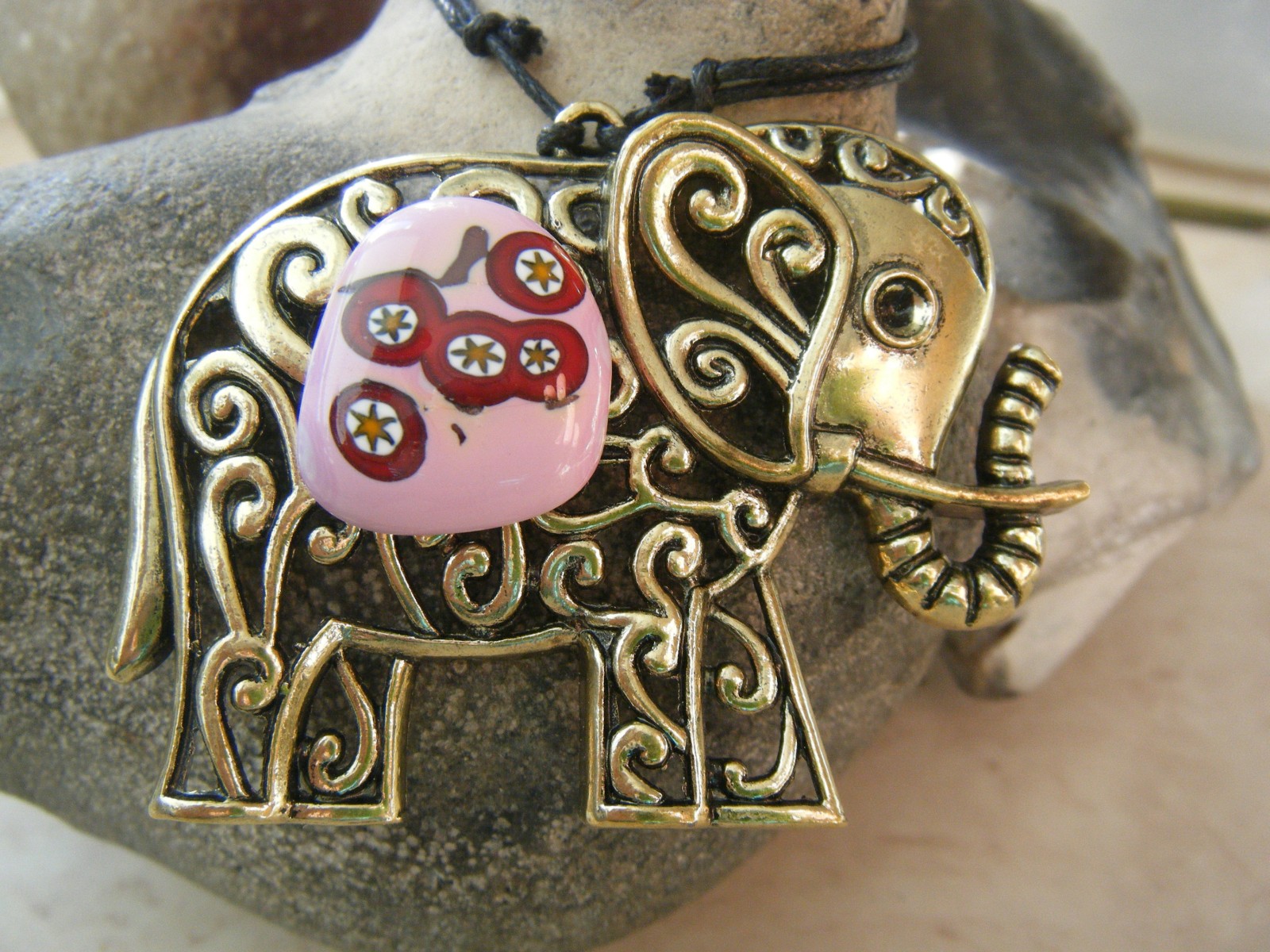 Slon s růžovým sklem