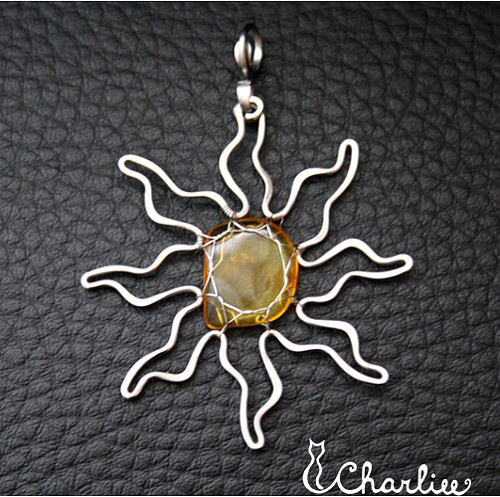 Přívěsek - JANTAROVÉ SLUNCE - tepané - hypoalergenní chirurgická ocel