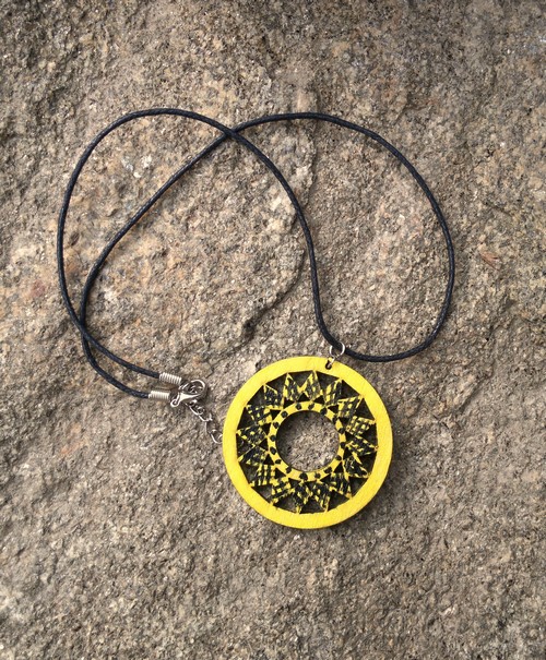 Žlutočerný dřevěný náhrdelník