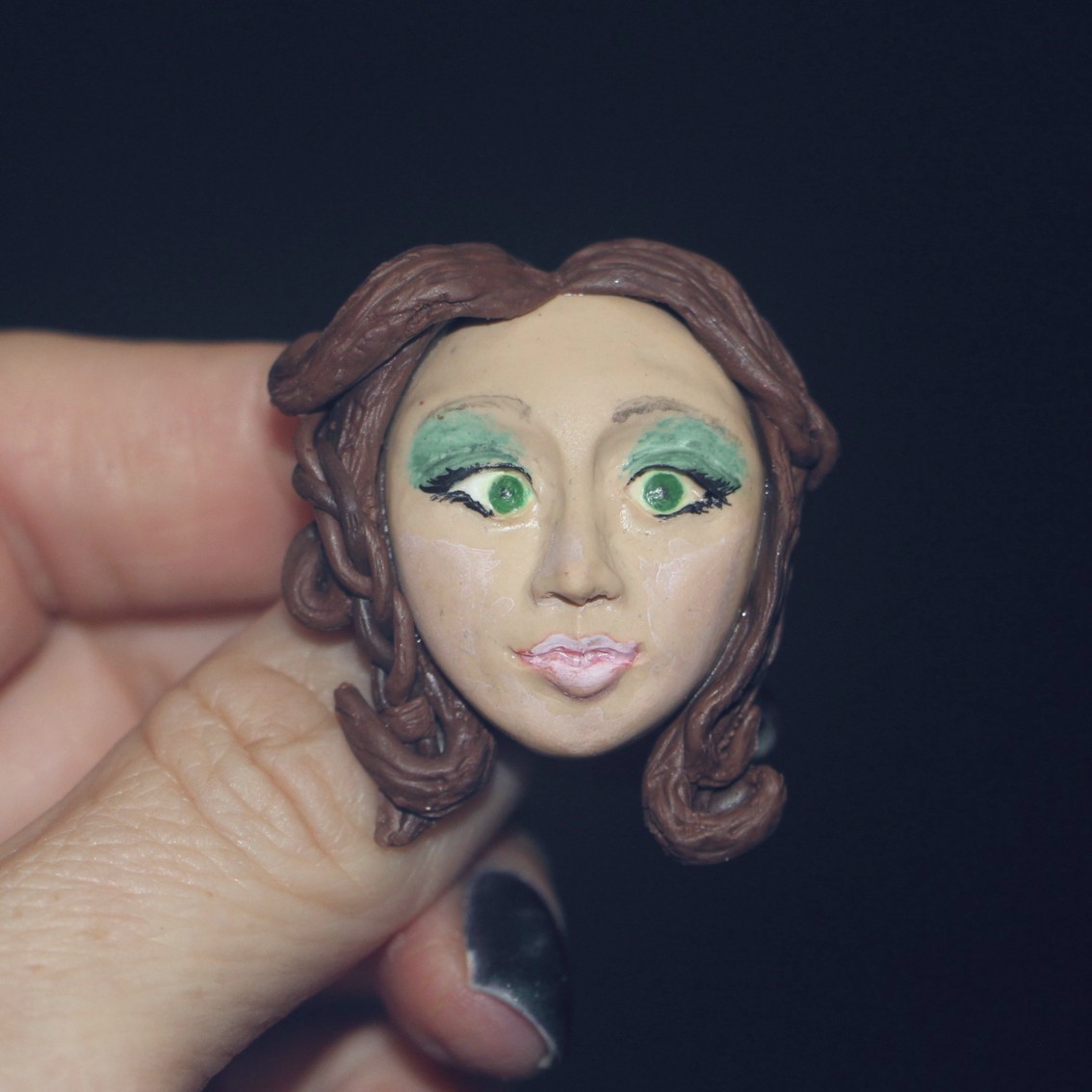 Brož "Dívka s copem ve vlasech"