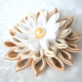 Brož v krémových barvách.