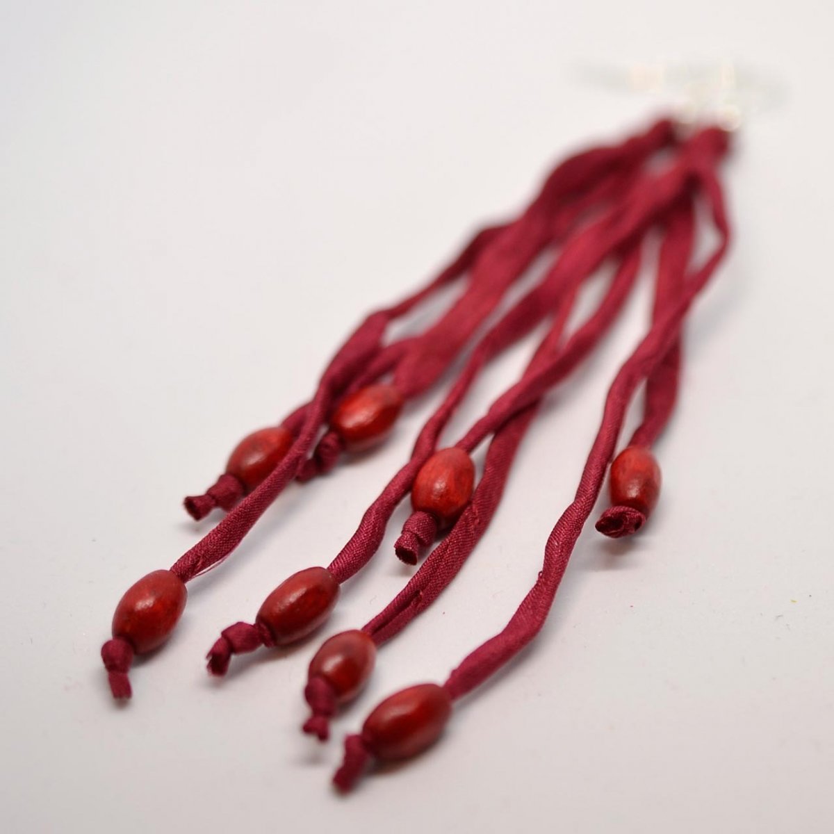 Tmavě červené extra dlouhé náušnice hedvábí-dřevo 9050339