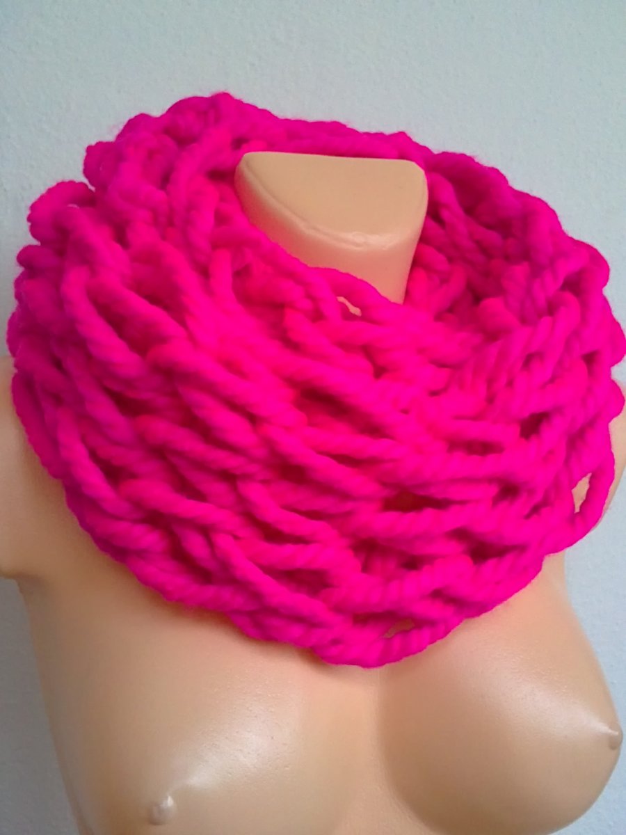 Nákrčník-růžový vatovec