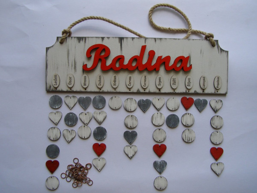 Závěsný kalendář - nápis Rodina - červený