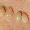 Etiopský opál kapka cca 5,5 x 4 mm- 1 ks