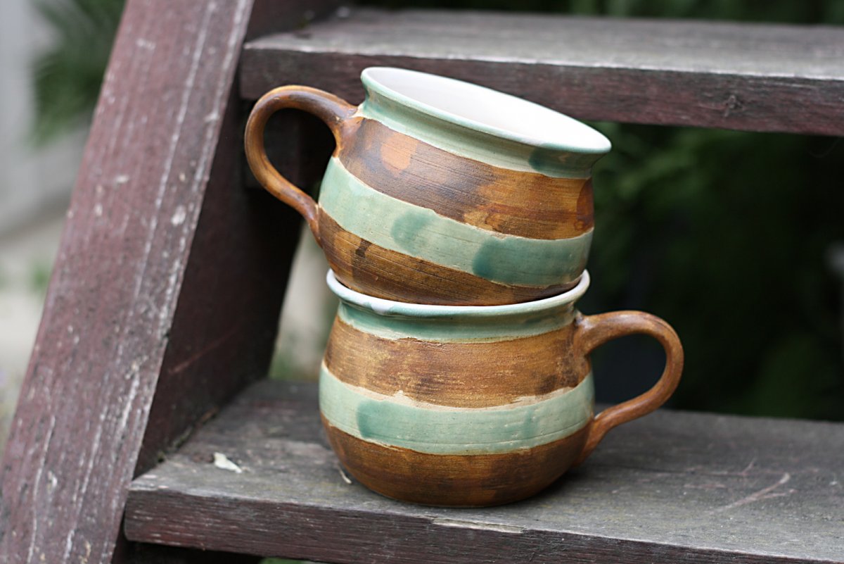 hrnek se zeleným proužkem