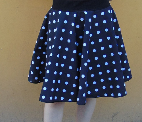 Kolová sukně puntík na černé (UNI)