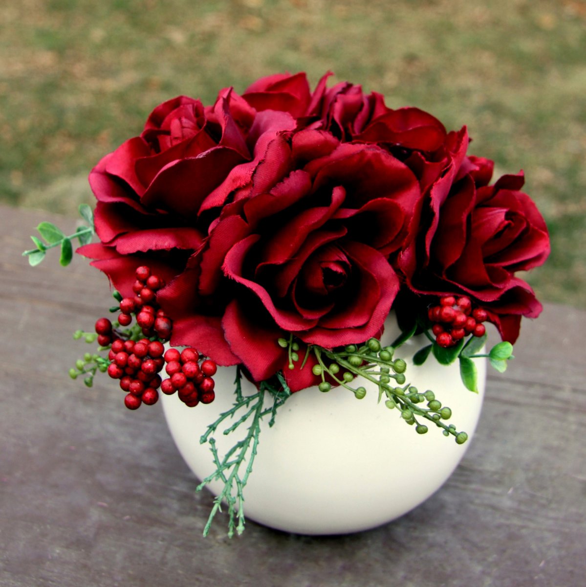 Kytice rubínových růží na stůl