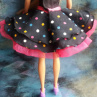 černé bavlněné šatičky s puntíky a korálky pro Barbie        