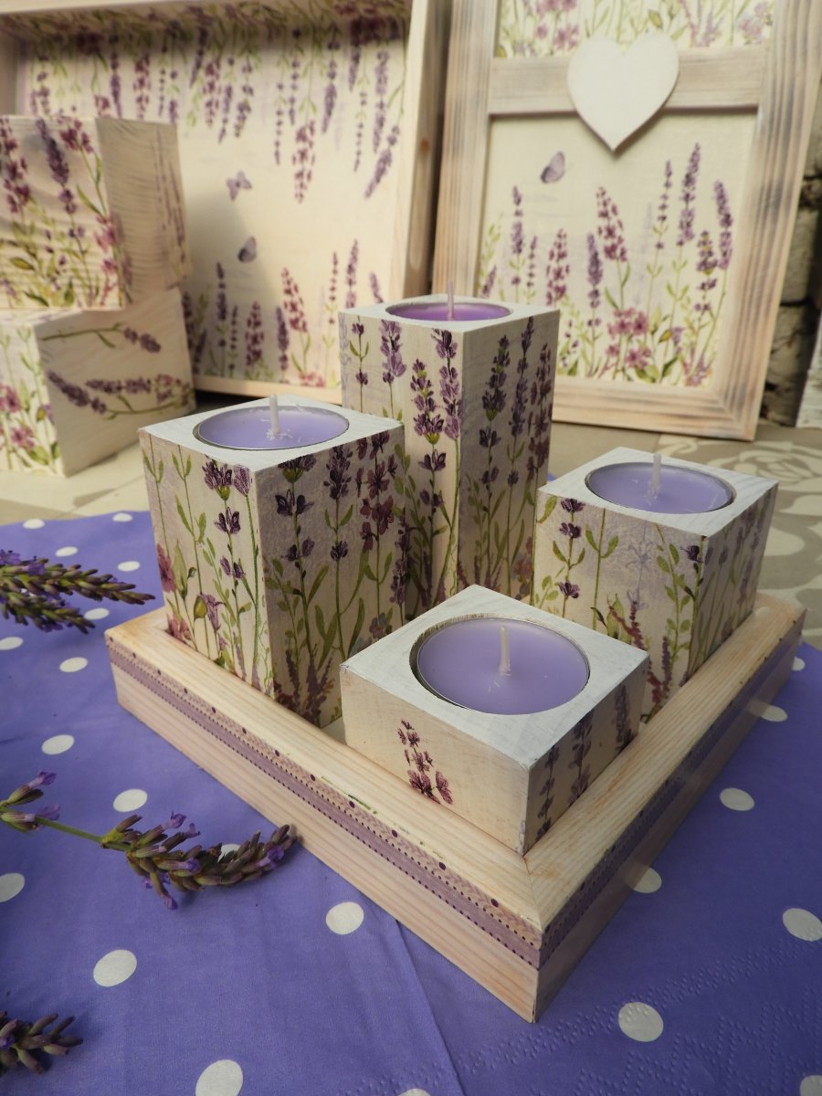 4 dřevěné svícny s podložkou levandule