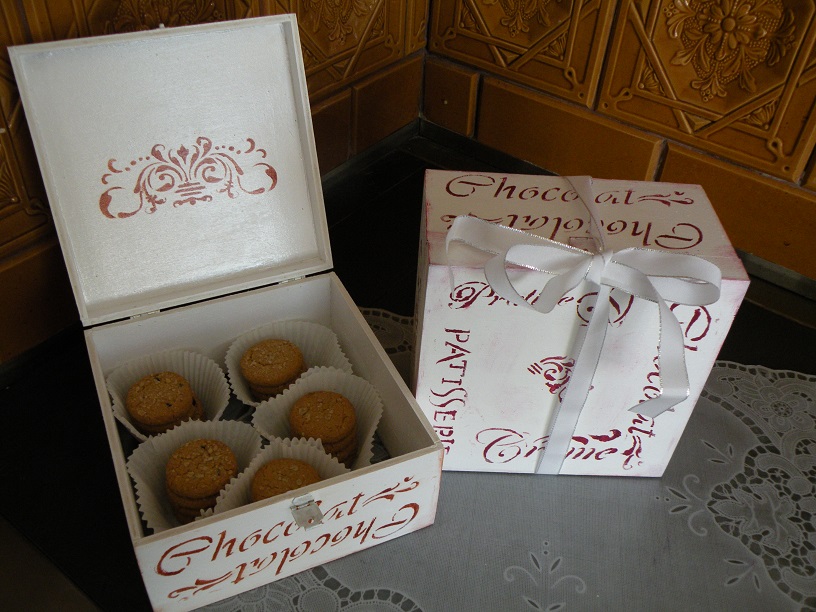 Krabička z francouzské cukrárny - hnědá