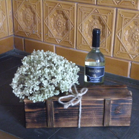 Rustikální krabice na láhev vína - krása dřeva ořech