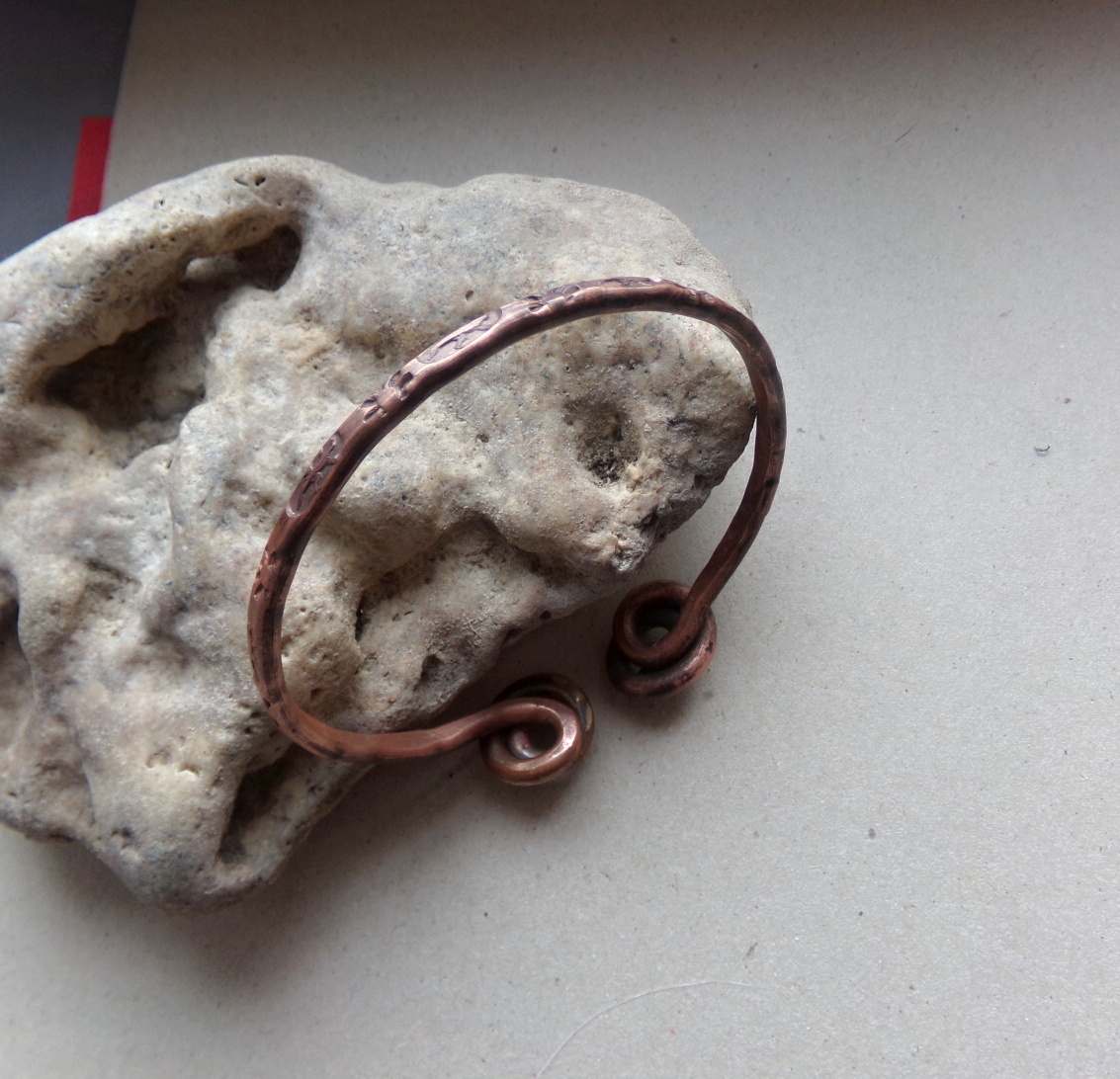 Náramek měděný  s ještěrkami