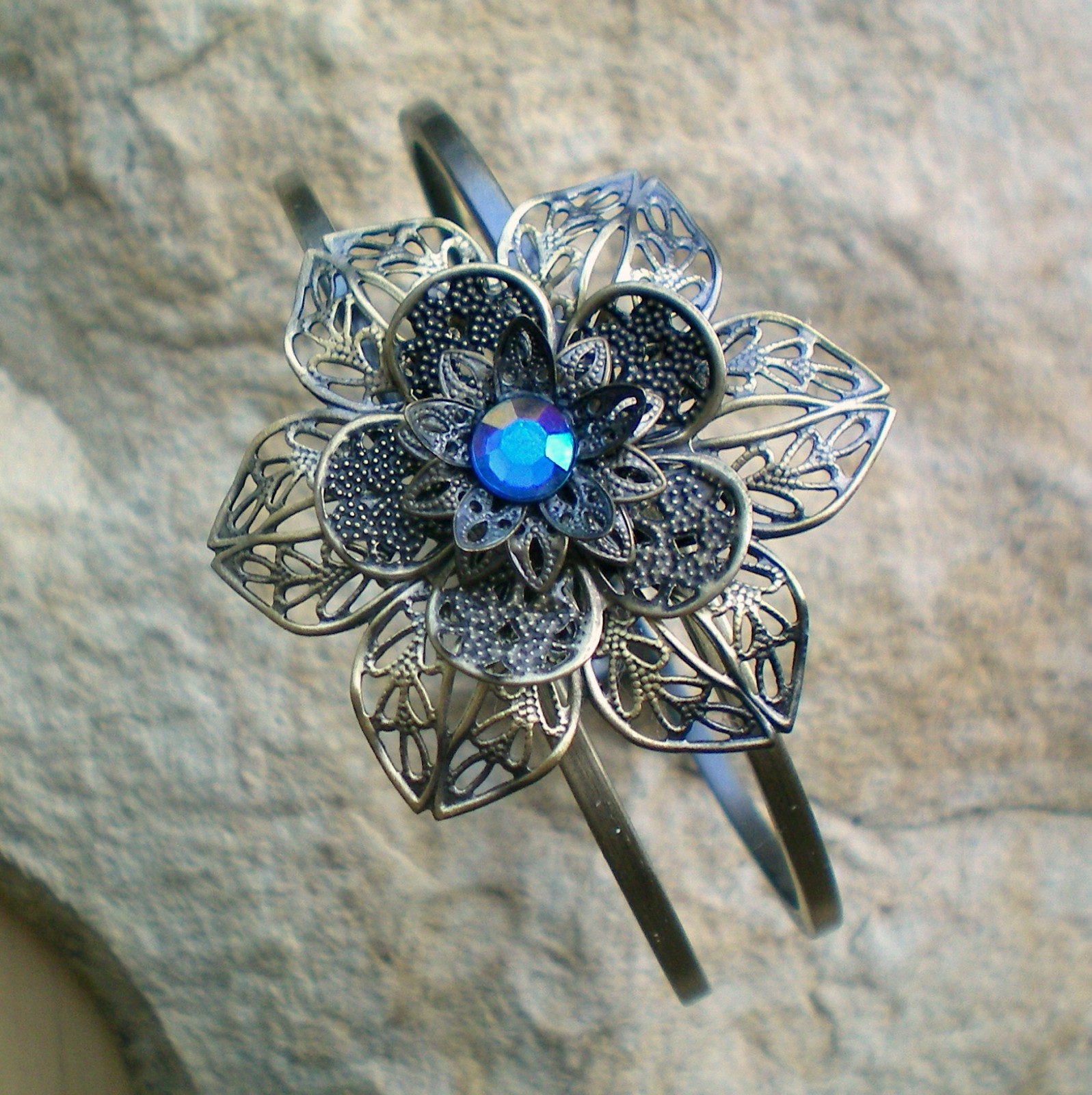 Náramek s květinou