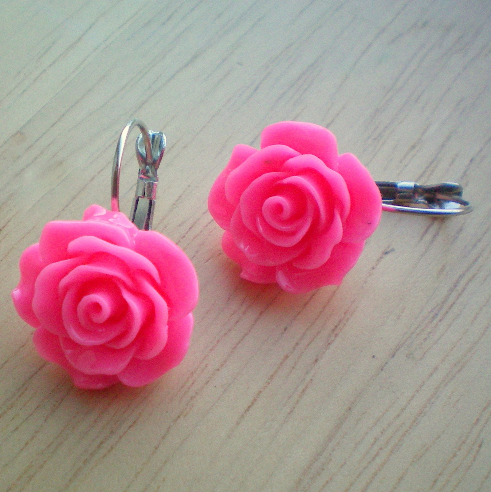 Neonové náušnice s růží