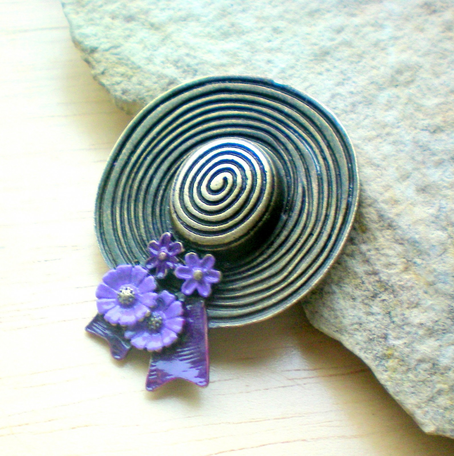 .Romantický klobouk - brož