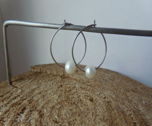 Naušnice-nerezové kruhy s pravou perlou