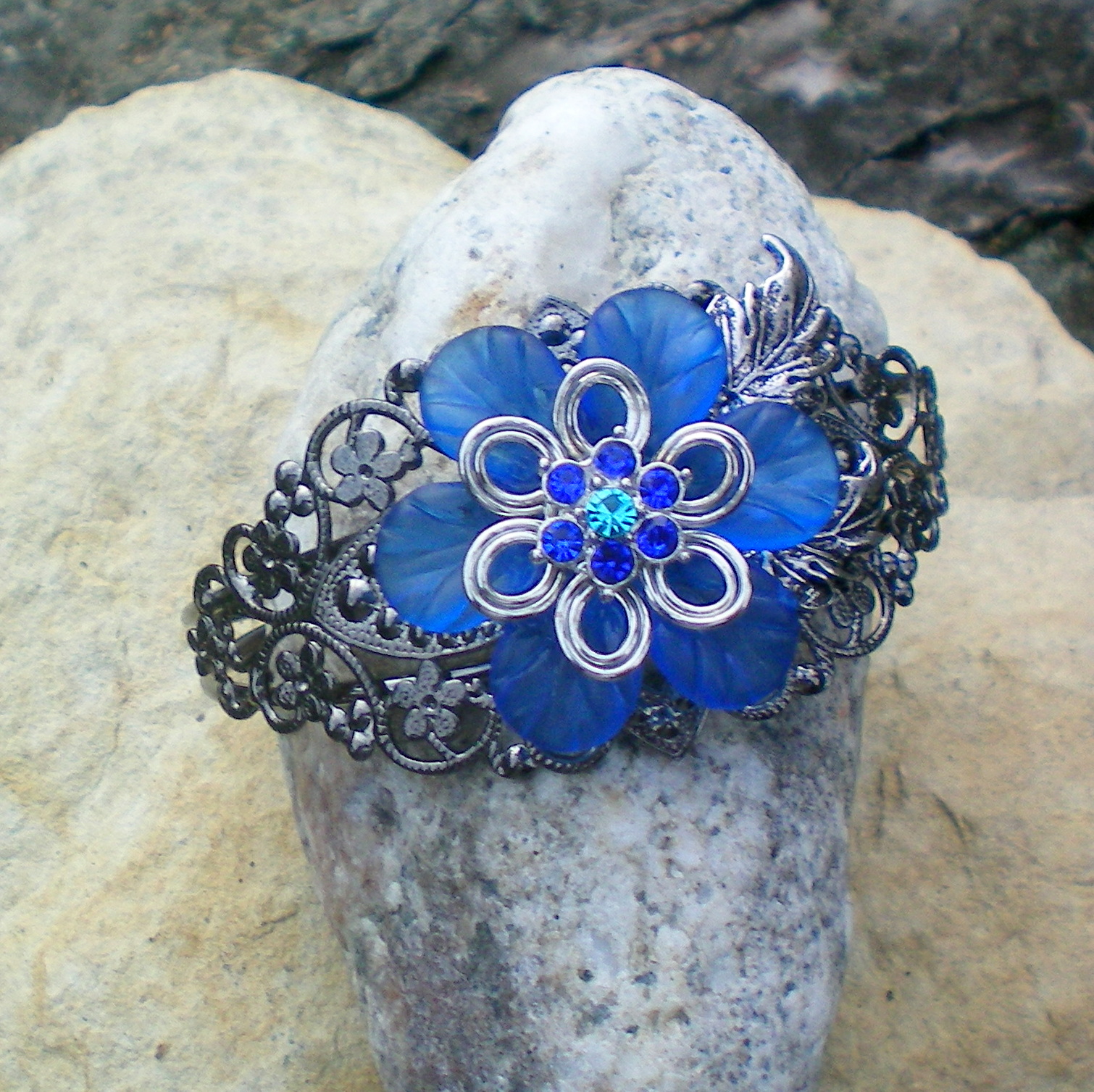 Náramek s květinou