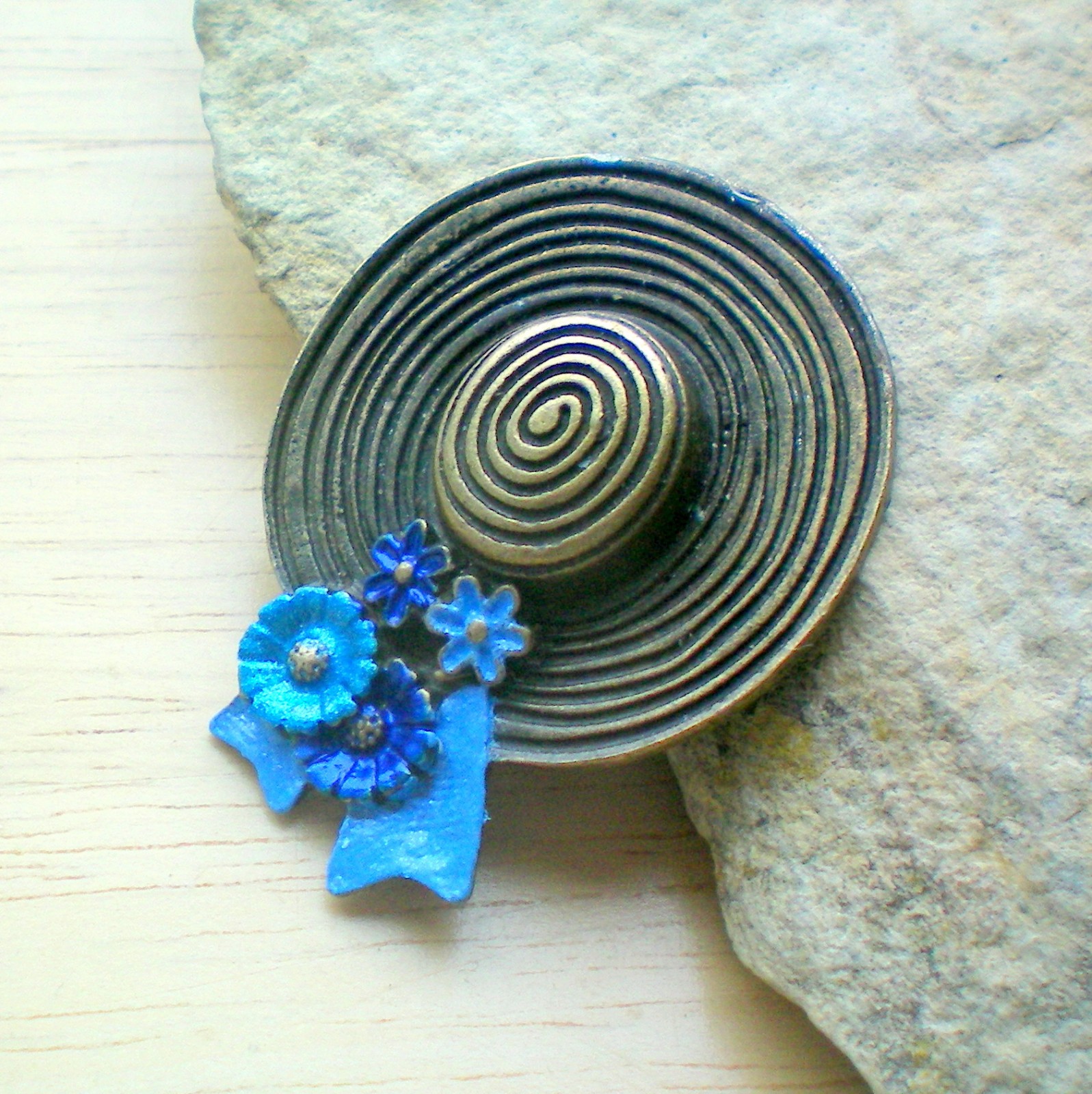 .Romantický klobouk - brož