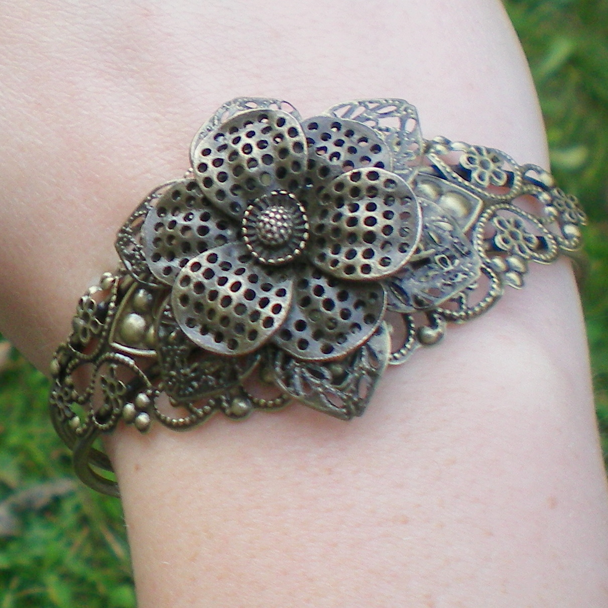 Náramek s květinou