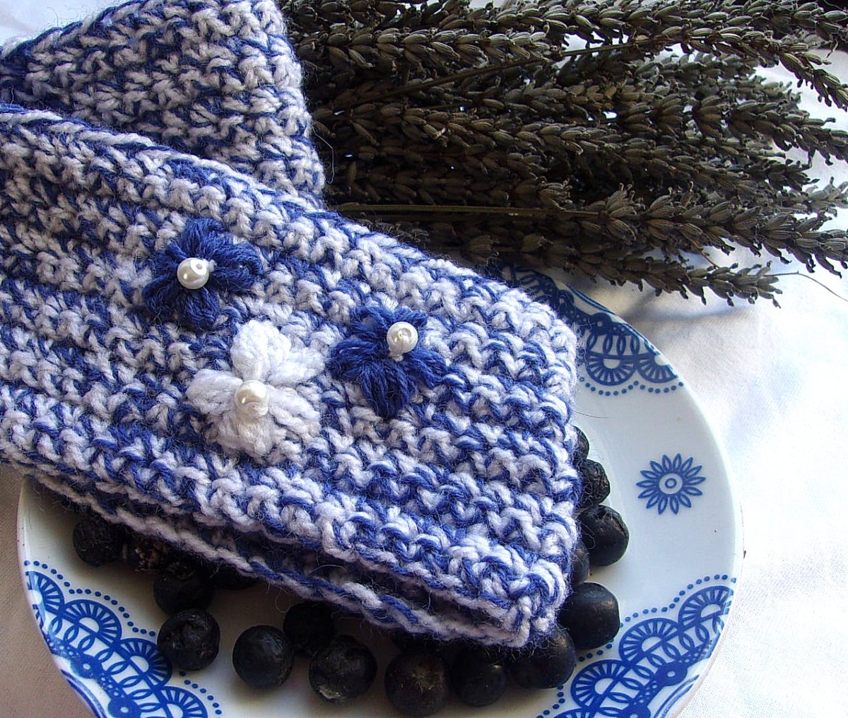 Háčkovaná čelenka Bezinky.