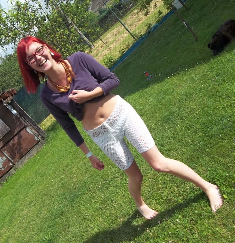 letní háčkované kraťásky - kytičky