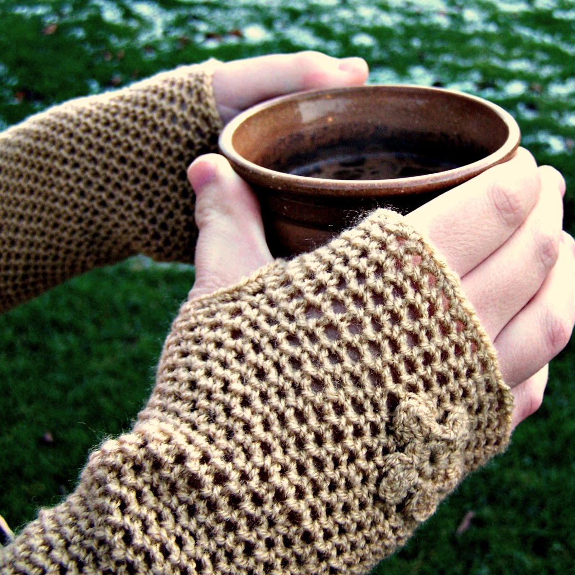 Návleky na ruce - Eliška pije kávu