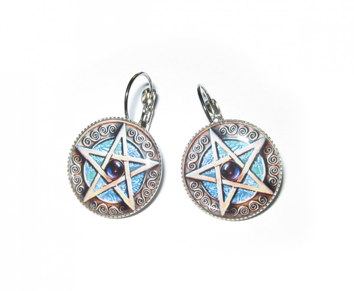 Pentagram vepsaný do kruhu.