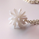 Malý bílý ježek - náhrdelník