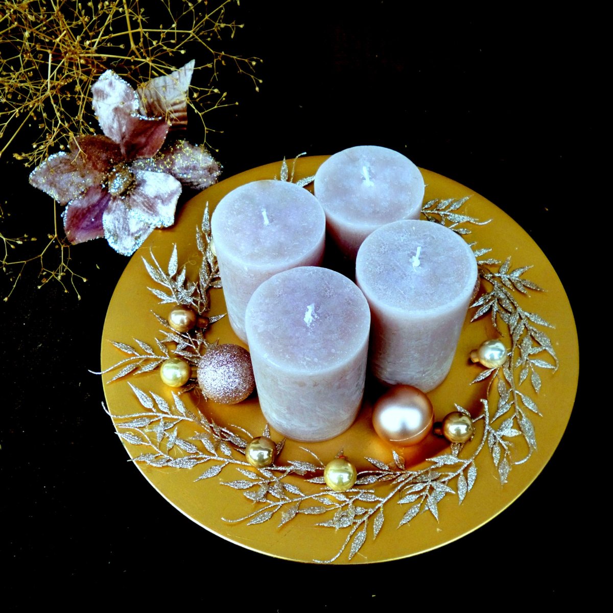 Velký vánoční svícen na starozlatém talíři