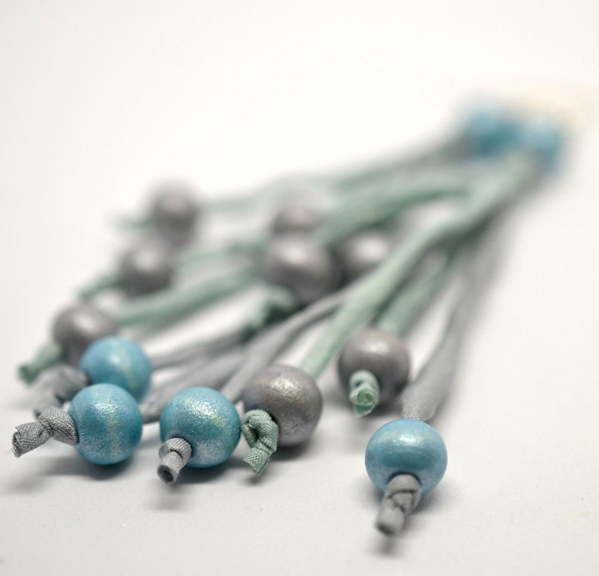 Modro-šedé náušnice hedvábí-dřevo 10077611