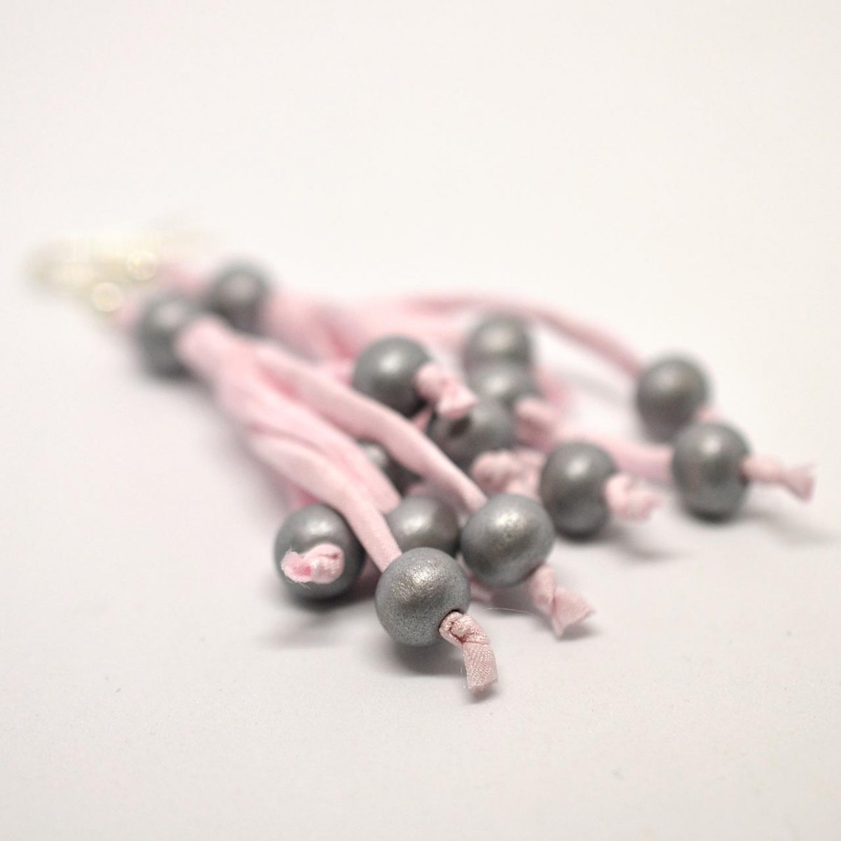 Šedo-růžové náušnice hedvábí-dřevo 10089899